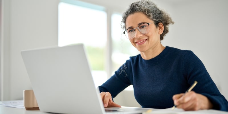Um mulher mexendo no computador.