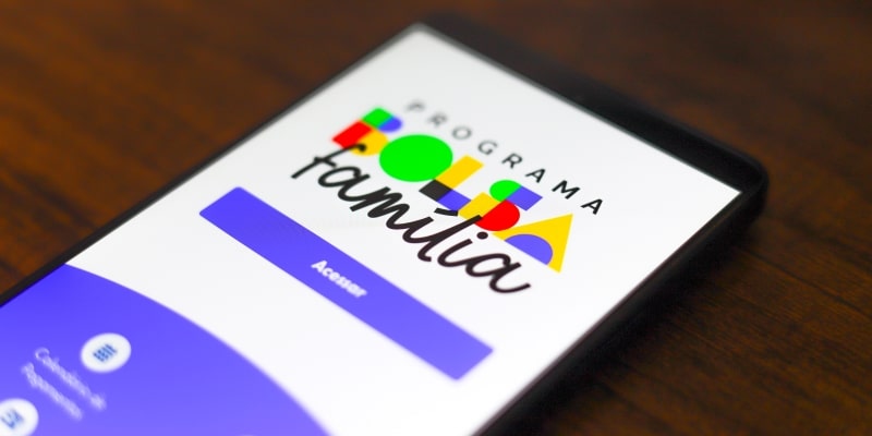 Um celular com o aplicativo do programa Bolsa Família, ilustrando a matéria sobre biometria obrigatória INSS.