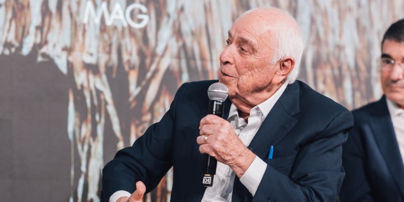 Nilton Molina, fundador do Instituto de Longevidade MAG, falando, no painel seguros, mudança climática e longevidade, na COP30, em Belém.