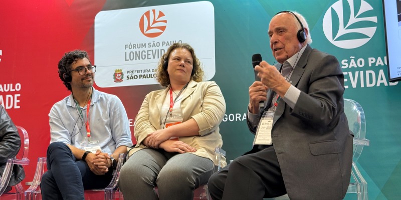 Nilton Molina palestrando em São Paulo. Imagem para ilustrar a matéria sobre mudanças climáticas e envelhecimento.