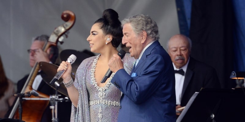 Lady Gaga e Tony Bennett no MusiCares 2015 Person Of The Year Gala, no Centro de Convenções de Los Angeles, em 6 de fevereiro de 2015, em Los Angeles, Califórnia. Imagem para ilustrar a matéria nunca é tarde para brilhar.