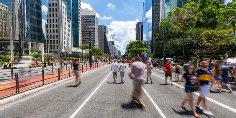Avenida Paulista com pessoas em movimento. Imagem para ilustrar a matéria sobre sobrenomes mais populares do Brasil.