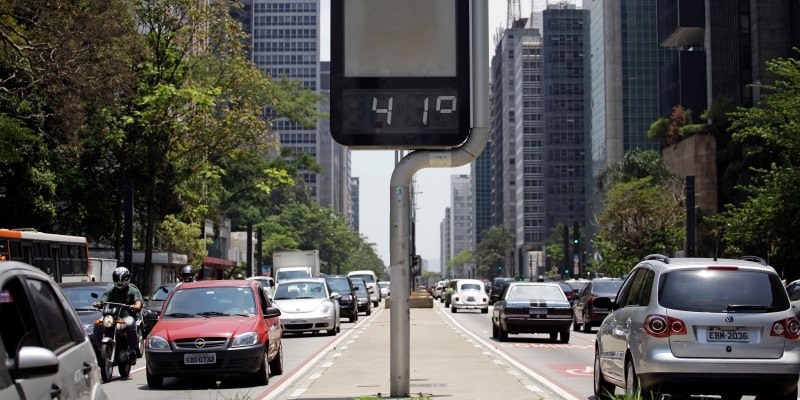 Termômetro digital na avenida Paulista batendo 41 graus. Imagem para ilustrar a matéria sobre estresse térmico.