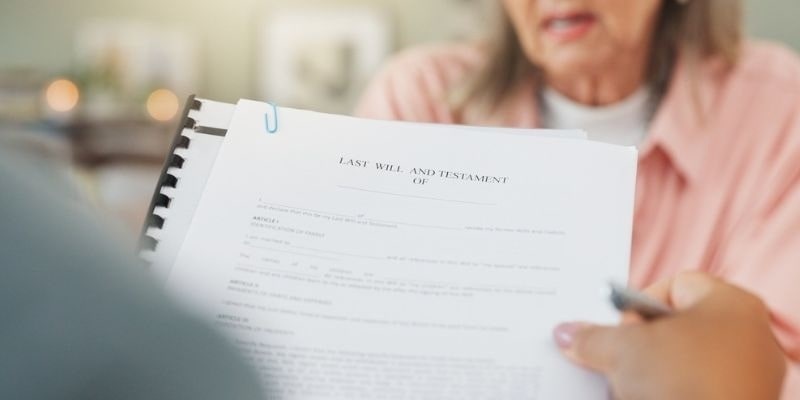 Pessoa avalia inventário e testamento