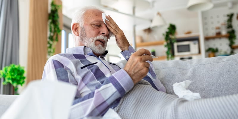 Um idoso deitado no sofá, se sentindo mal. Imagem para ilustrar a matéria sobre a pergunta: gripo pode fazer mal para o coração?