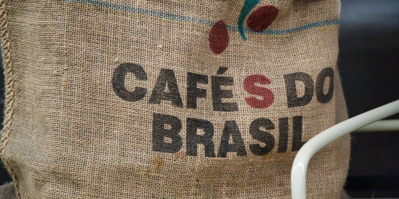 Uma sacola de café brasileiro ilustrando a matéria sobre o preço do café.