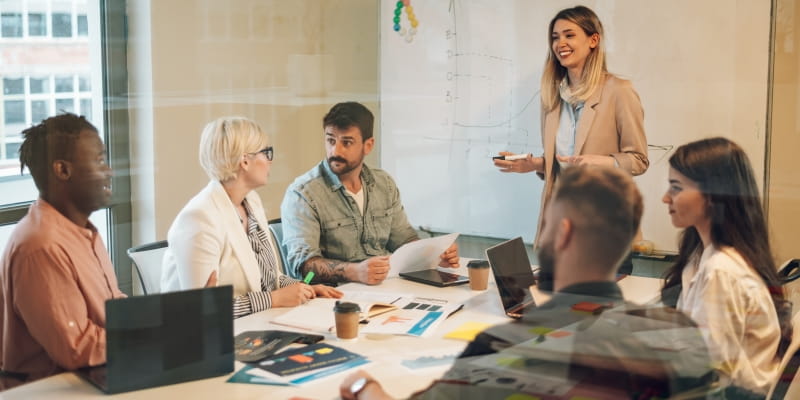 Equipe criativa trabalhando em conjunto na sala de reuniões de uma empresa moderna. Imagem para ilustrar a matéria sobre startups em 2026.