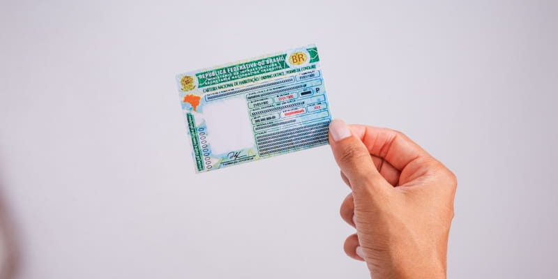 Uma mão segurando a CNI.