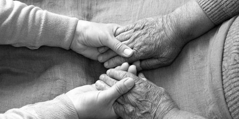 Cuidar dos pais idosos requer um olhar para o autocuidado também