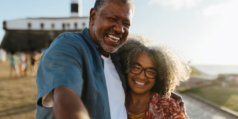 Um casal em torno de 50 anos viajando pela Bahia para ilustrar a matéria sobre turismo para idosos.
