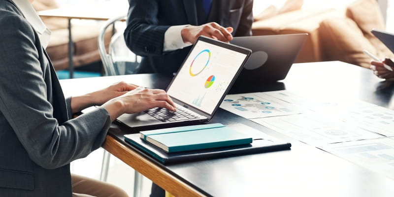 Grupo de pessoas de negócios reunidas em um escritório. Imagem para ilustrar a matéria sobre ESG por algoritimo.