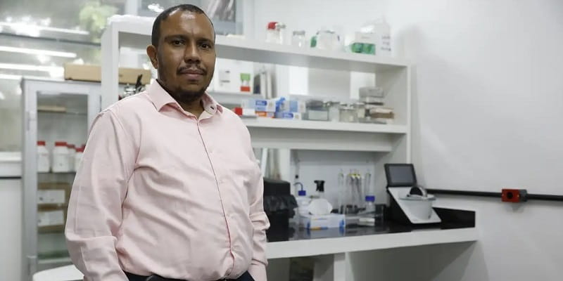 O pesquisador da UFRJ Mychael Lourenço que estuda Alzheimer e recebeu o prêmio ALBA-Roche Prize for Excellence in Neuroscience Reserach em 2026, em entrevista à Agência Brasil. Imagem para ilustrar a matéria sobre a pesquisa brasileira sobre Alzheimer.