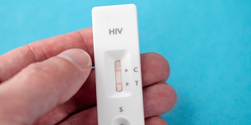 Pessoa com um teste rápido de VIH com resultado positivo. Imagem para ilustrar a matéria sobre casos de HIV em idosos.