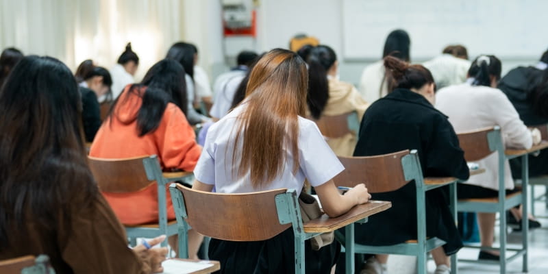 Uma sala de aula com os alunos que fizeram as inscrições Encceja 2026 realizando a prova.