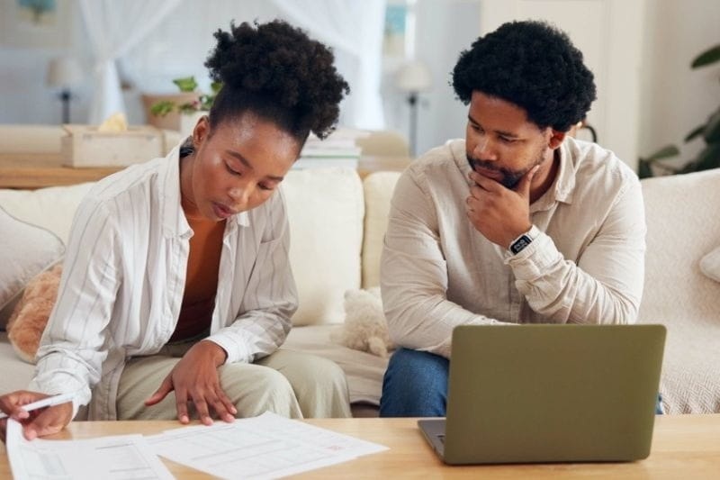 casal que decide juntar as finanças
