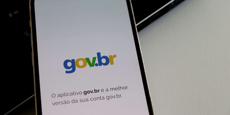 Um celular abrindo o aplicativo do Gov.br. Imagem para ilustrar a matéria sobre benefícios sociais que você não conhece.