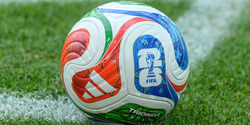 Uma bola da Fifa no campo, ilustrando a matéria sobre o prêmio da Copa do Mundo 2026.