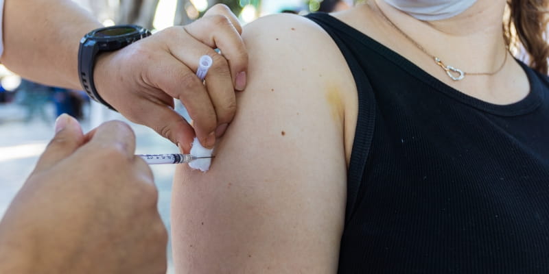 Braço de uma mulher sendo vacinado para evitar mais casos de sarampo. 