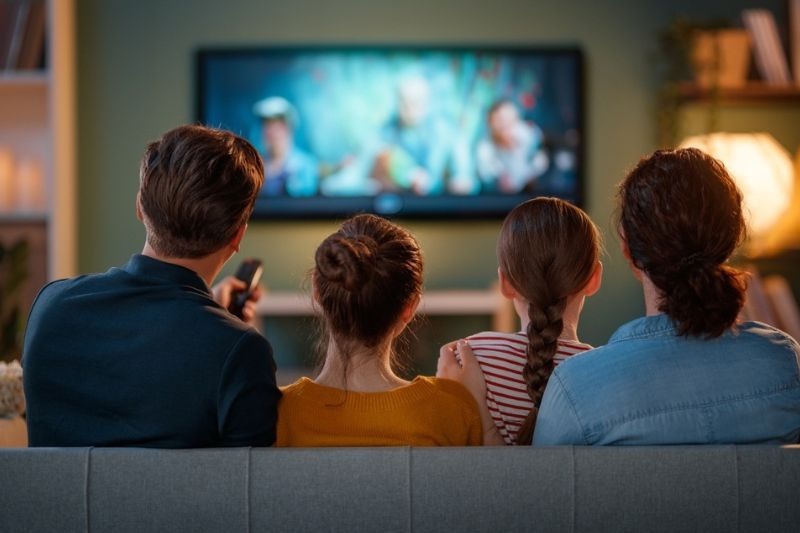 Família vendo um dos filmes que abordam o envelhecimento com bom-humor