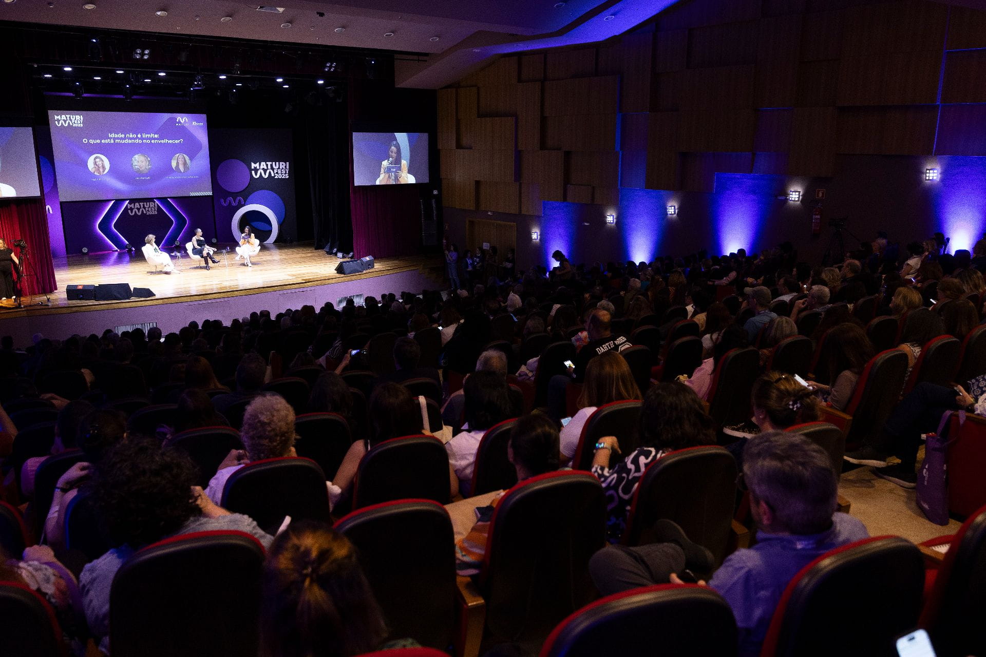 Imagem de uma palestra no evento representando o MaturiFest 2026.