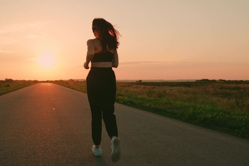 Mulher praticando slow jogging