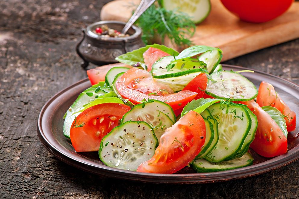 Um tijela de salada com pepino e tomate, para ilustrar a matéria sobre combinações de alimentos.