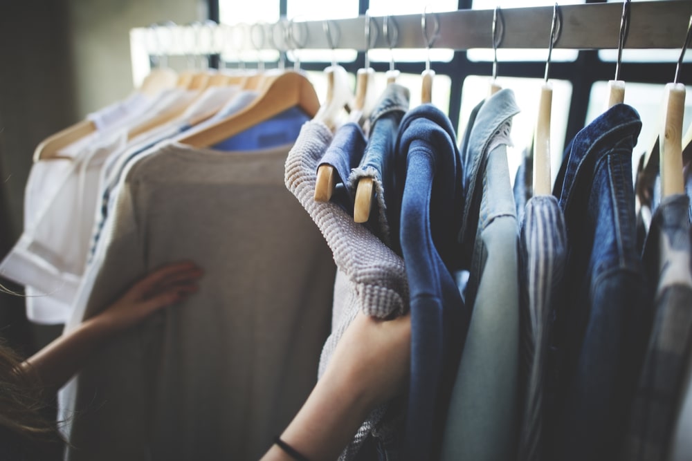 Quem gasta muito comprando roupas pode se beneficiar dos desafios para juntar dinheiro