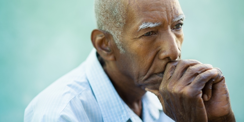 Retrato de um idoso negrocontemplativo e olhando para longe. Imagem para ilustrar matéria sobre desigualdade racial.