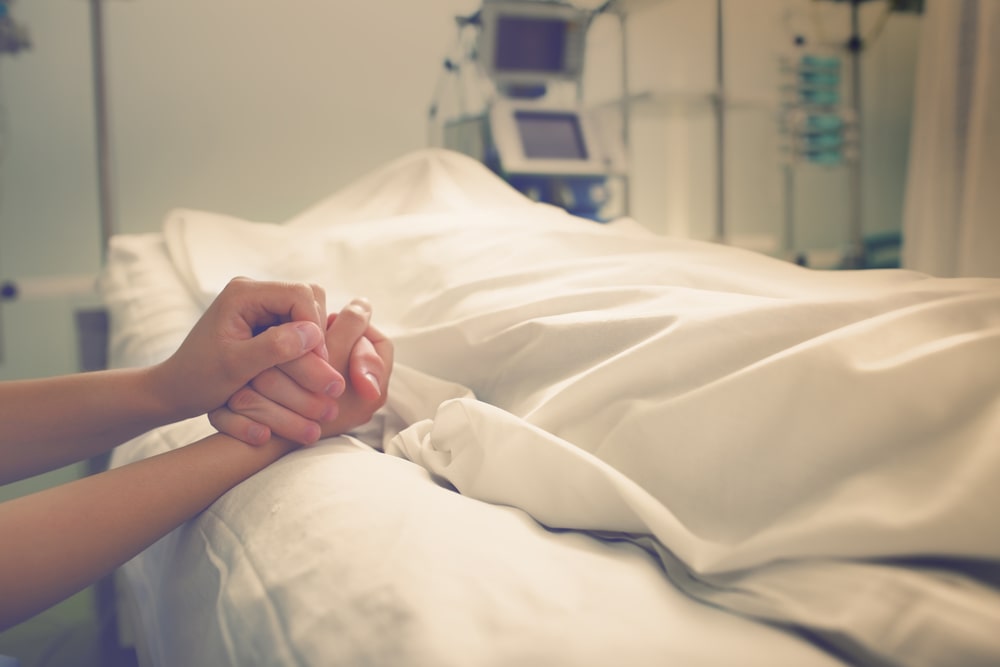 Forma de lidar com o luto tem relação com a forma como ocorreu a morte, seja em hospital ou em casa | Foto:  sfam_photo/Shutterstock