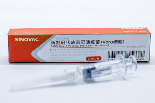 CoronaVac, vacina produzida contra o novo coronavírus, é segura | Foto:  cadu.rolim / Shutterstock.com