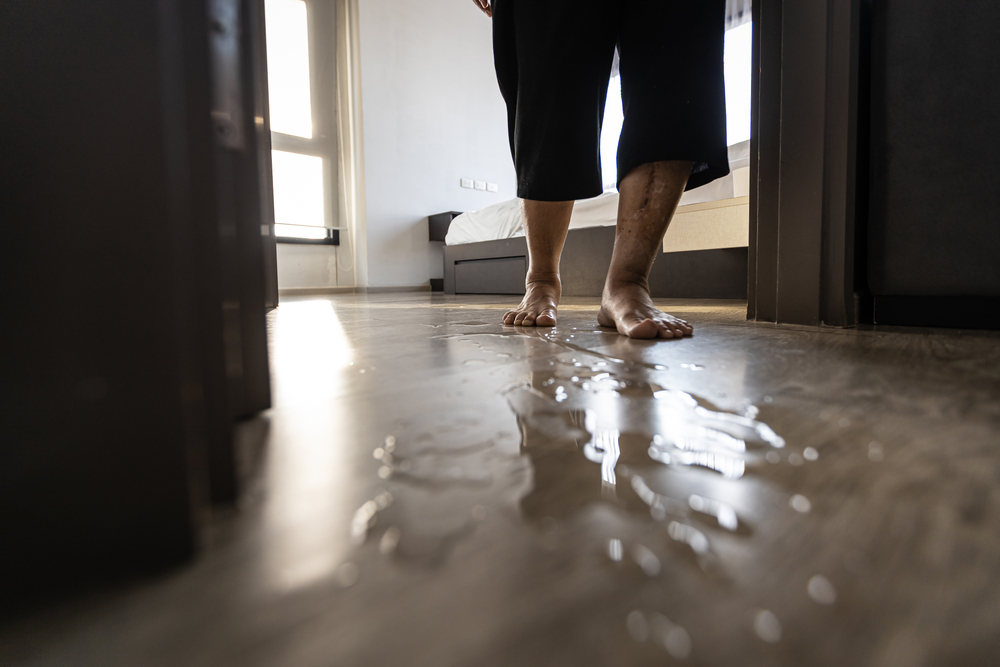 prevenção de acidentes domésticos piso escorregadio | Foto: CGN089/Shutterstock