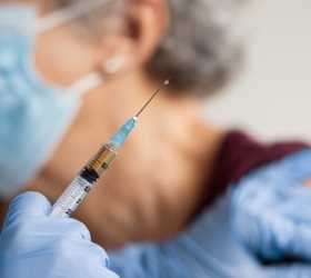 Internação de idosos cai após um mês de vacinação contra Covid-19