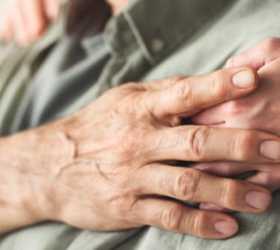 Nova Caderneta da Pessoa Idosa ganha foco em saúde mental