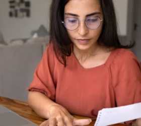 Mulheres chefes de família lideram a organização do orçamento doméstico