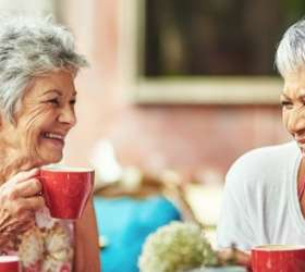Morar com amigos na velhice ou sozinho: eis a questão! Descubra se vale a pena