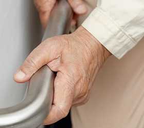 Maioria das quedas de idosos acontece no quarto; saiba como preveni-las