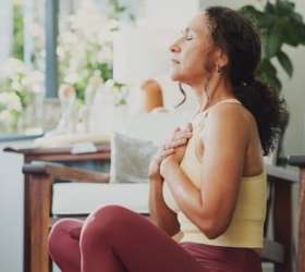 Espiritualidade, Meditação e Yoga: Aliadas da Saúde Mental e da Longevidade Após os 50 Anos