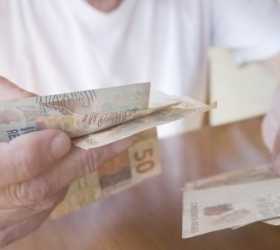 Autonomia financeira dos idosos melhora com a idade, aponta estudo