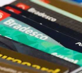 Dívida no cartão de crédito expõe fragilidade financeira das famílias brasileiras