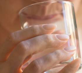 Tomar água é essencial para evitar desidratação: entenda os riscos para pessoas idosas