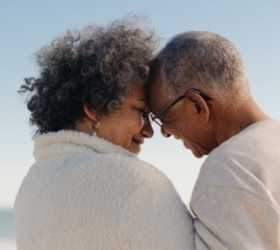 Amor na terceira idade: os benefícios e desafios de um romance 60+