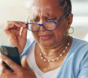Exclusão digital de pessoas idosas dificulta acesso a serviços e aumenta riscos online