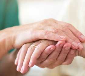 Cuidador de idosos: PL que regulamenta a profissão recebe veto presidencial