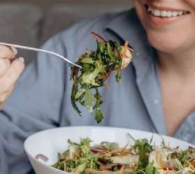 A importância da mastigação: entenda por que comer devagar impacta a digestão, controle da glicemia e a saúde do coração