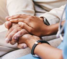 Acesso a consultas e cuidadores é um desafio para o envelhecimento da população