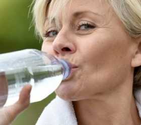 Hidratação: pesquisa mostra que ela pode frear o envelhecimento