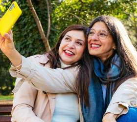 Amizades, relacionamentos e longevidade: o que Harvard e as Blue Zones nos ensinam