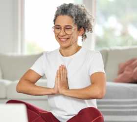 Yoga para a longevidade feminina ganha respaldo da ciência