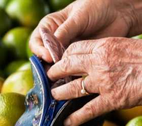 Hábitos que desperdiçam dinheiro na aposentadoria: conheça 5