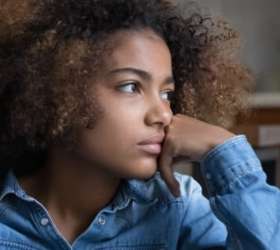 Medo do futuro atinge jovens no Brasil e no mundo em meio a incertezas